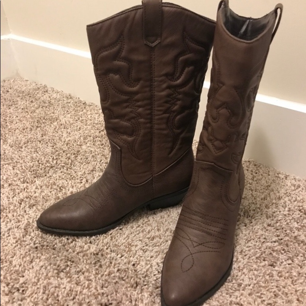 Never worn cowboy boots Size 7
